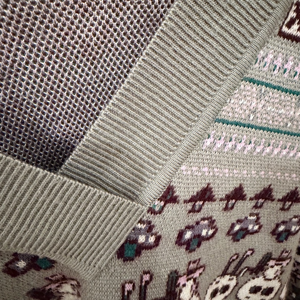 Stylish Gray Patterned V-Neck Sweater - image 4